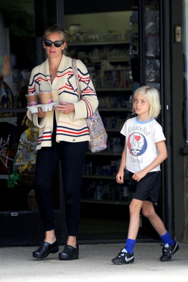 Julia Roberts carried tray of coffee with daughter Hazel