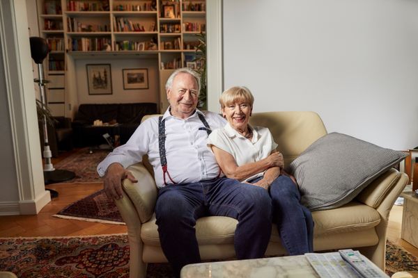 Elderly couple sitting on a couch | Source: Getty Images