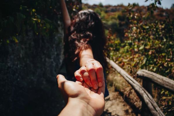 Two people holding hands. | Source: Pexels
